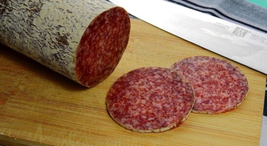 Как приготовить сырокопченую колбасу: кулинарный лайфхак, который вас удивит