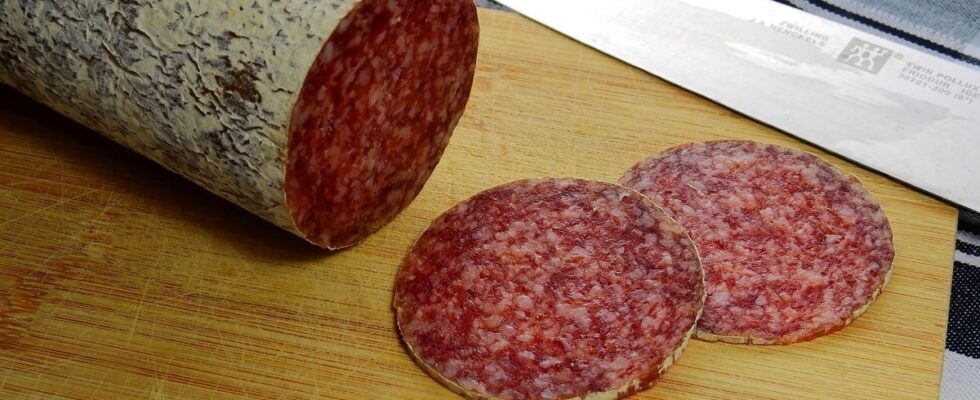 Как приготовить сырокопченую колбасу: кулинарный лайфхак, который вас удивит