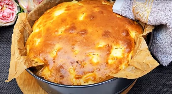 Простой рецепт пирога: вкуснее и дешевле шарлотки, пеку каждый день. Смешала и в духовку