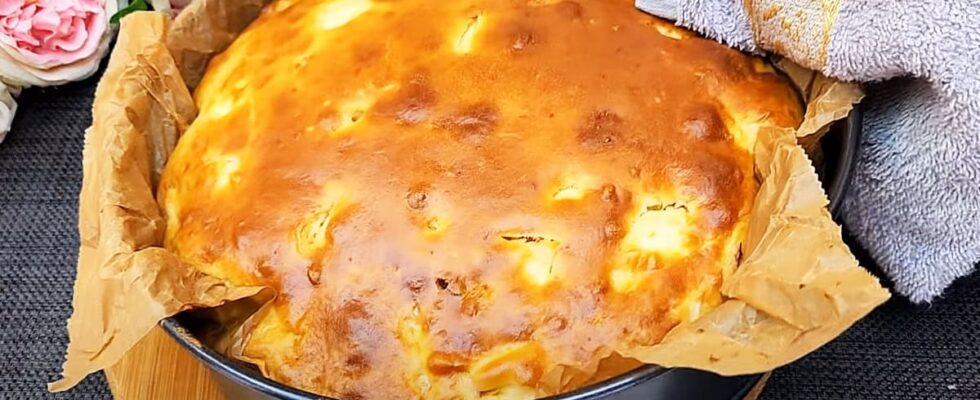 Простой рецепт пирога: вкуснее и дешевле шарлотки, пеку каждый день. Смешала и в духовку