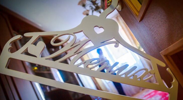 Секреты хранения одежды: какие вещи портятся на вешалке