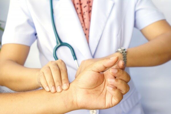 Как быстро успокоить сердцебиение: 3 эффективных способа без таблеток