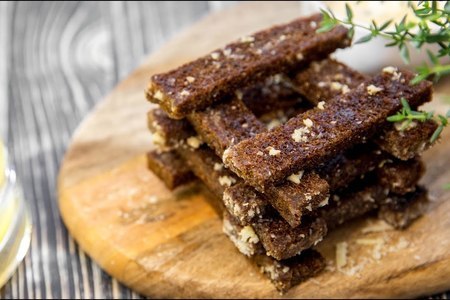 Ароматные гренки с чесноком и сыром: простой рецепт для уютного вечера