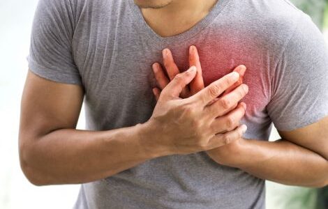 Боли в груди: чего не стоит делать, по мнению кардиолога