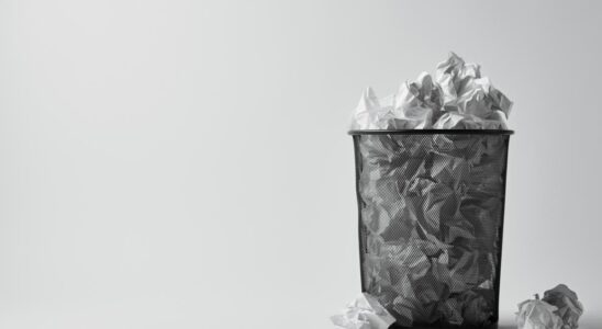 Что нельзя выбрасывать в мусор, чтобы не навлечь беду и нищету