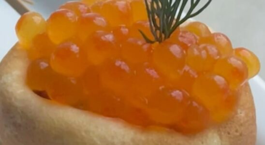 Праздничные блины с красной икрой: рецепт идеальной закуски