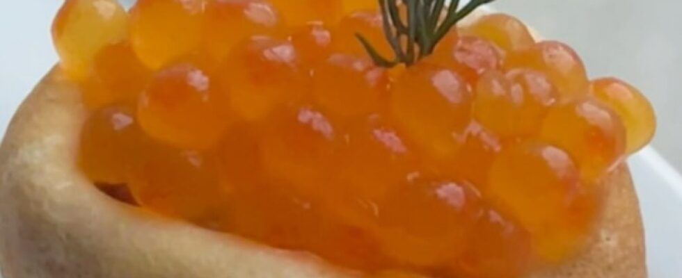 Праздничные блины с красной икрой: рецепт идеальной закуски