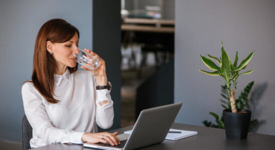 Когда пить воду: важные сигналы организма для женщин