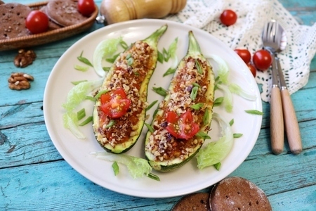 Постный кабачок, фаршированный овощами и грецкими орехами: рецепт для женского журнала