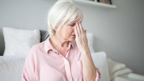 Почему болит голова: главные причины и что делать