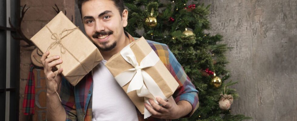 Что подарить любимому мужчине на Новый год 2025: идеи, которые порадуют