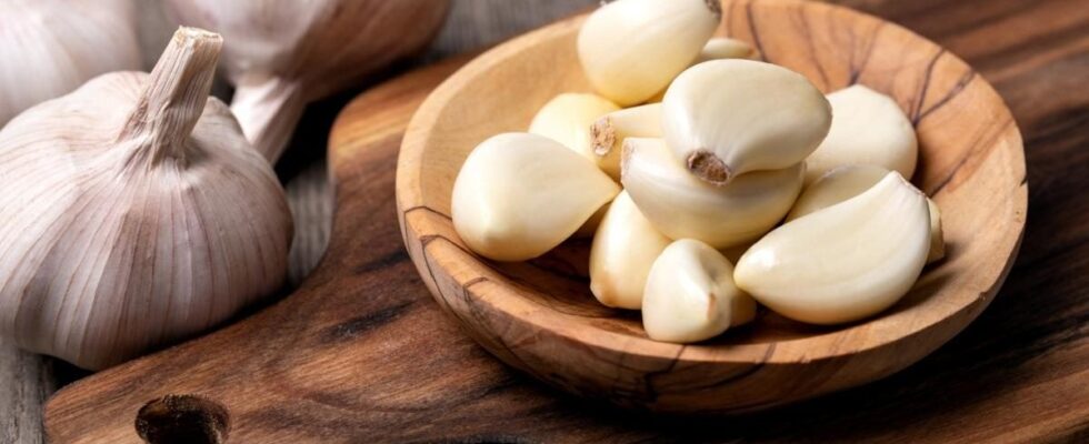 Лайфхаки для кухни: как быстро и просто очистить чеснок