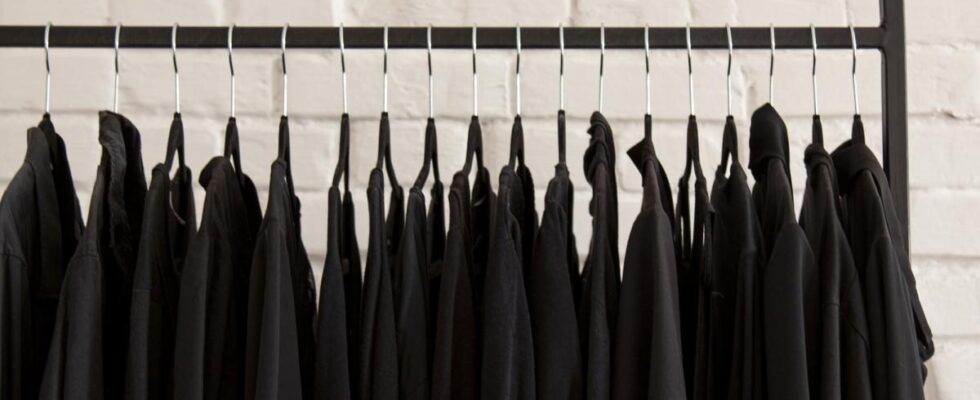 Как сохранить цвет черных вещей: секреты стирки, которые работают