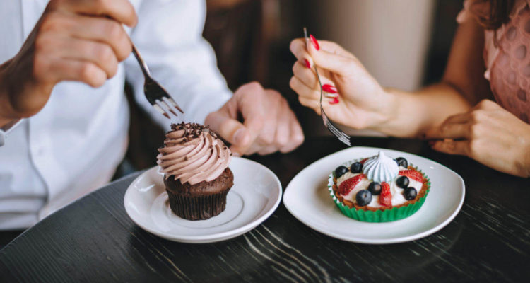 Почему тянет на сладкое: каких витаминов не хватает организму