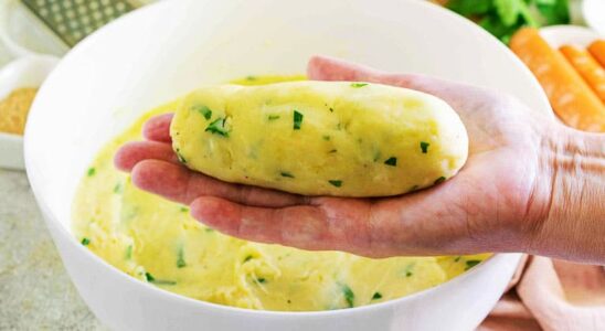 Сытная картофельная запеканка с сосисками: рецепт для всей семьи