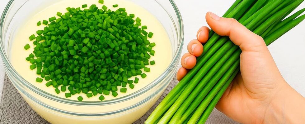 Зеленый лук под рукой? Приготовьте необычный салат — рецепт, от которого все в восторге