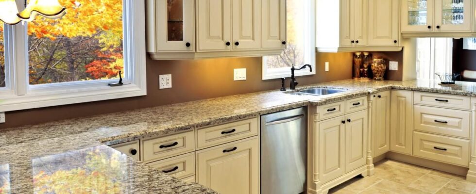 Как почистить кухонную столешницу от жира и загрязнений: эффективные лайфхаки для идеальной чистоты