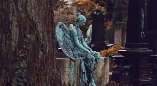 Знаки от умерших: как узнать, что они пытаются с нами связаться – народные приметы и советы