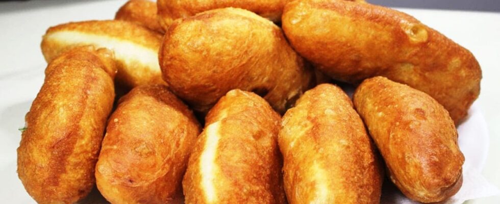 Нежные и хрустящие пирожки с двойной начинкой — идеальный рецепт от бабушки