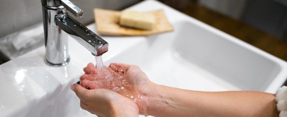 Как вернуть кранам блеск: секретные лайфхаки для сияющей кухни и ванной