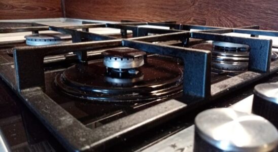 Чистим плиту легко и дешево: секреты блеска на кухне