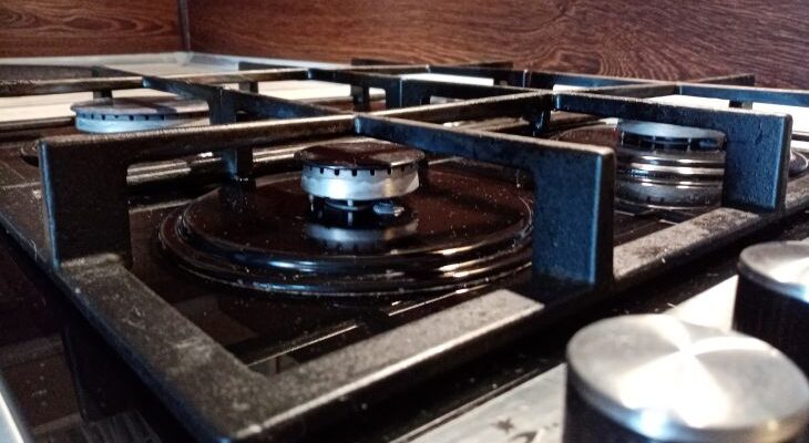 Чистим плиту легко и дешево: секреты блеска на кухне