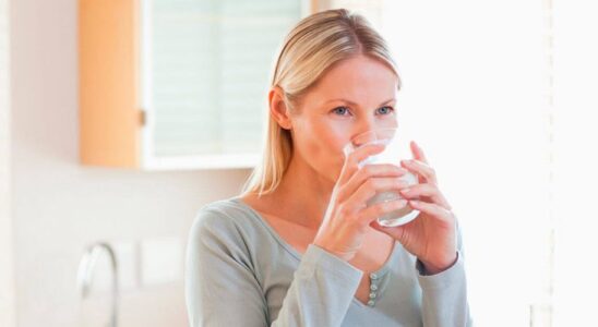 Почему умеренное потребление воды важно для женского здоровья