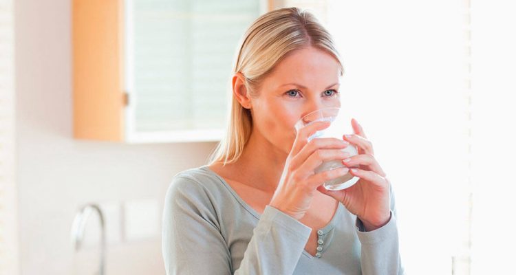 Почему умеренное потребление воды важно для женского здоровья