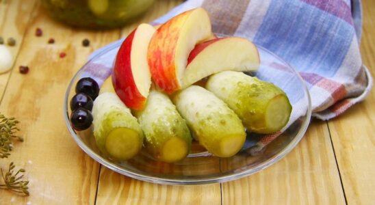 Малосольные огурцы с яблоками: пикантный рецепт для вашей закуски