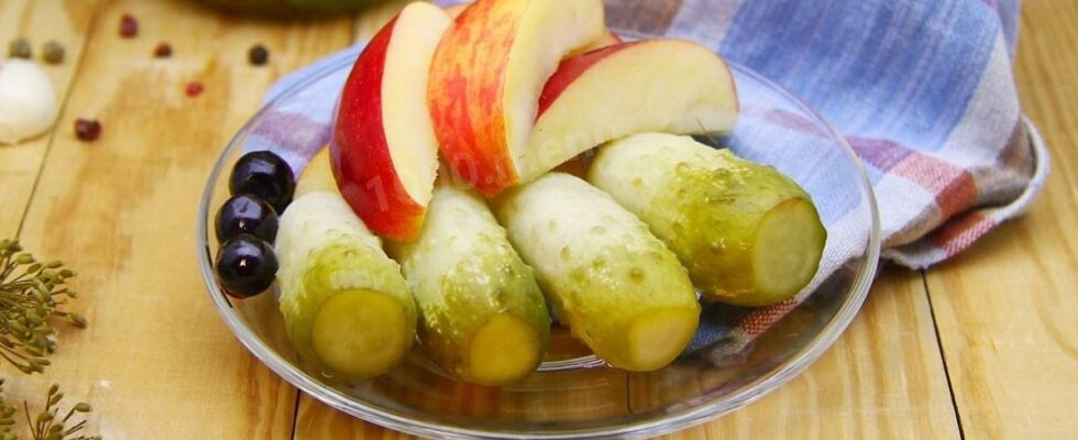 Малосольные огурцы с яблоками: пикантный рецепт для вашей закуски
