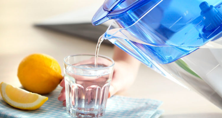 Пьем воду и худеем: 3 мифа, которые развенчали диетологи