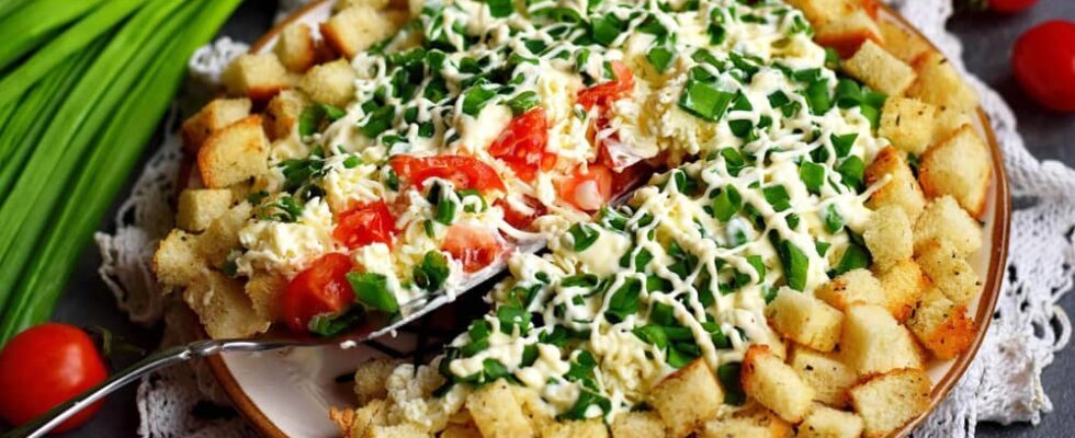 Быстрый и бюджетный салат, который съедают первым: секрет идеального вкуса