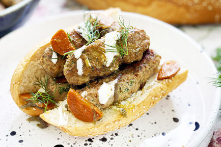 Вкусные колбаски из фарша: рецепт чевапчичей для домашнего ужина