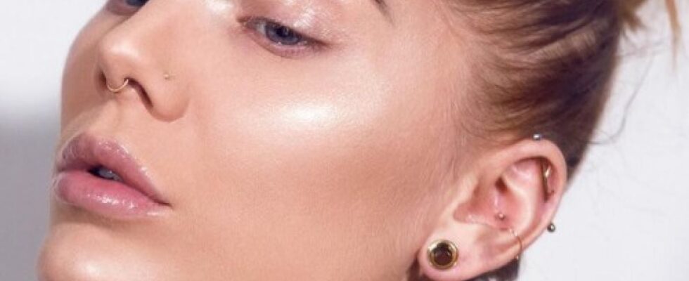 Секреты идеального сияния: как наносить хайлайтер для безупречного макияжа