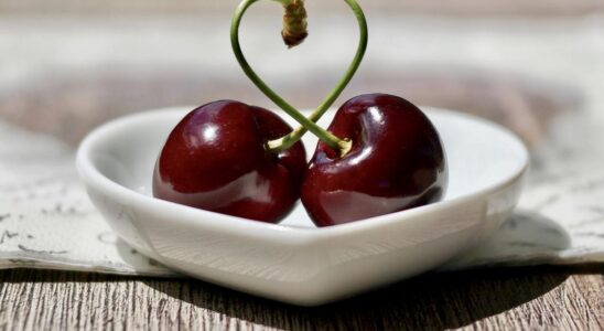 Необычные признаки на фруктах и ягодах: что означают двойные вишни, черешни и другие приметы