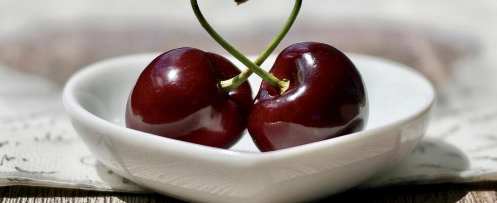 Необычные признаки на фруктах и ягодах: что означают двойные вишни, черешни и другие приметы