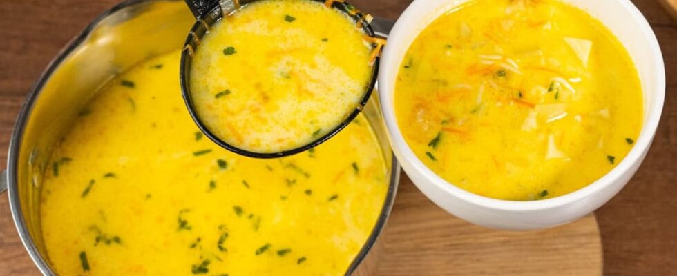 Нежный сырный суп от невестки: быстрый рецепт для всей семьи за 30 минут