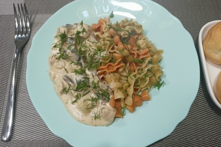 Нежное куриное филе с грибами в сливочном соусе: простой рецепт для мультиварки