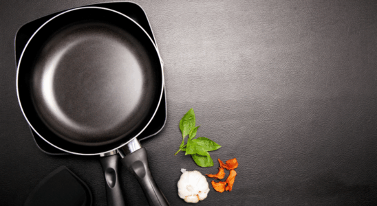 Как очистить сковороду от нагара за 5 минут: секретный лайфхак с пакетом