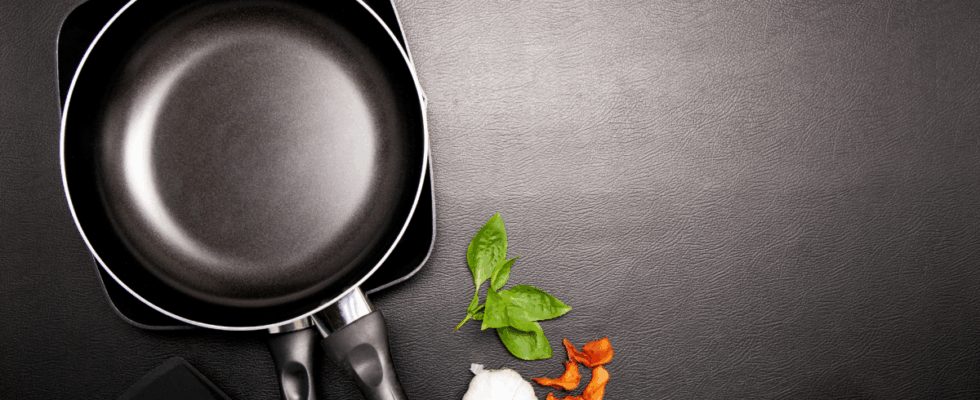 Как очистить сковороду от нагара за 5 минут: секретный лайфхак с пакетом