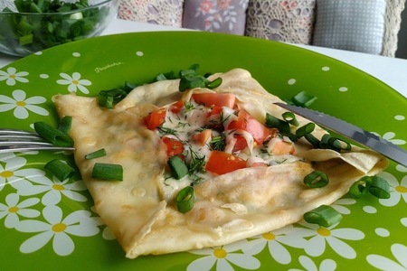 Блины с сыром сулугуни, томатами и зеленью: рецепт как в пиццерии